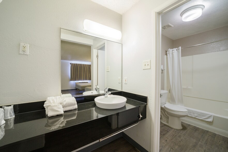 More Photos Of 5522 N Pan Am Expy, San Antonio Hotel For Sale