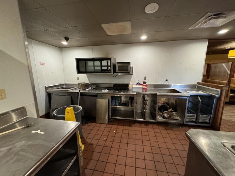 More Photos Of 4111 Timberlake Dr, Pontoon Beach Restaurant For Lease