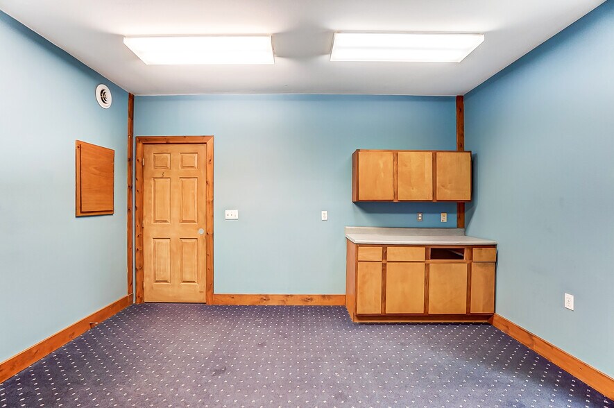 More Photos Of 20660 W Bowling Green Road, Weston Auto Repair For Lease