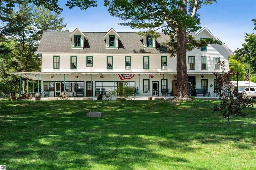 More Photos Of 18599 Mission Rd, Traverse City Hotel For Sale