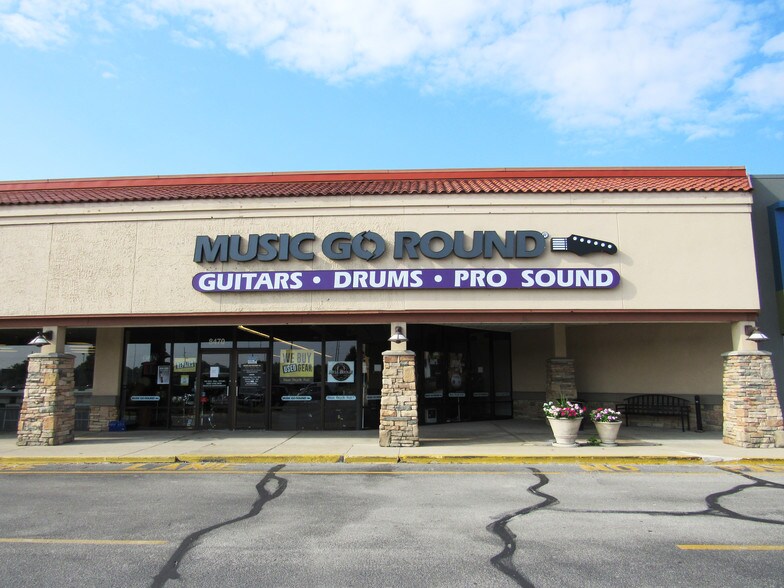 More Photos Of 8440-8540 Castleton Corner Dr, Indianapolis Storefront For Lease