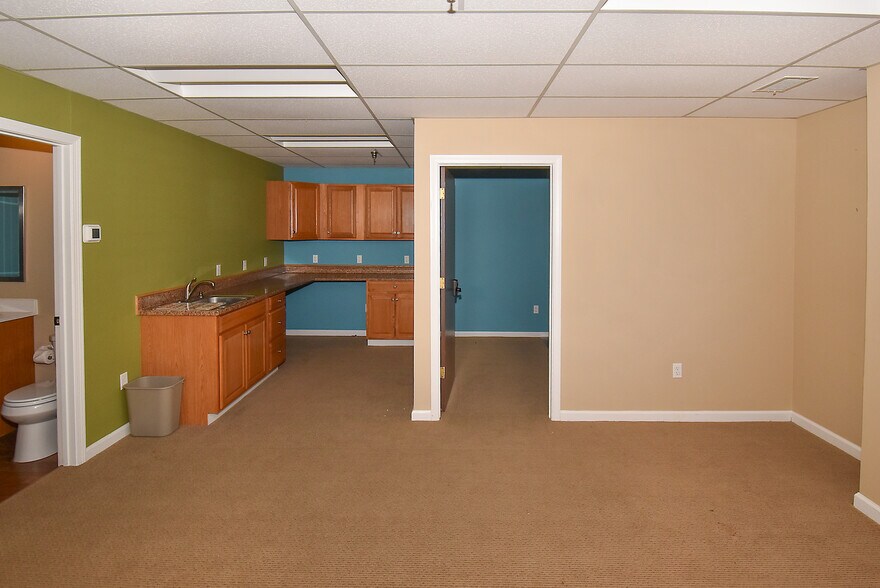More Photos Of 400 Chapel Rd, South Windsor Light Manufacturing For Sale