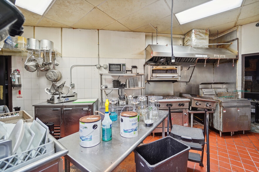 More Photos Of 1547 Arthur Kill Rd, Staten Island Freestanding For Lease
