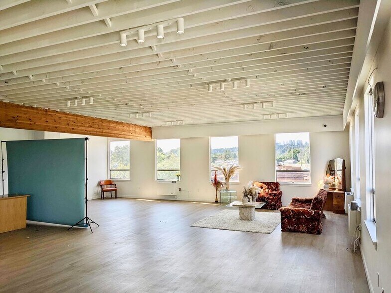 More Photos Of 8321 Willard St, Burnaby Warehouse For Lease