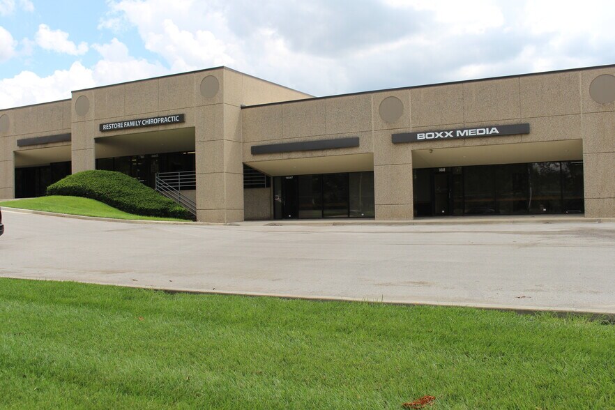 More Photos Of 14631-14651 W 95th St, Lenexa Light Distribution For Lease