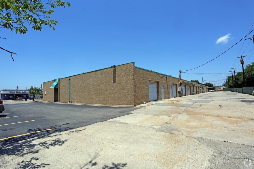 More Photos Of 10024-10052 Monroe Dr, Dallas Showroom For Lease