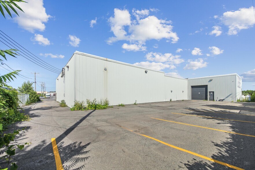 More Photos Of 561-563 Rue Lindbergh, Laval Warehouse For Sale