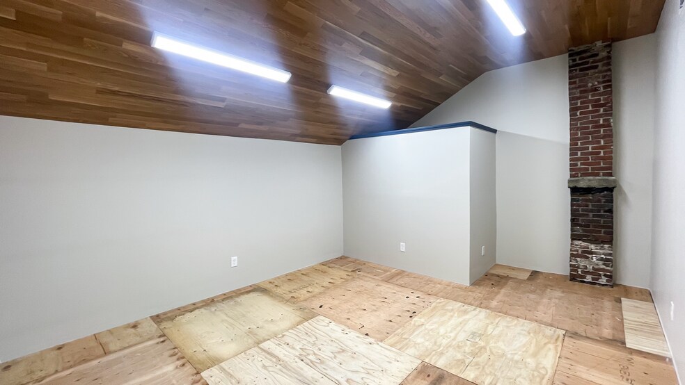 More Photos Of 554 Main St, Oakville Storefront Retail Office For Lease