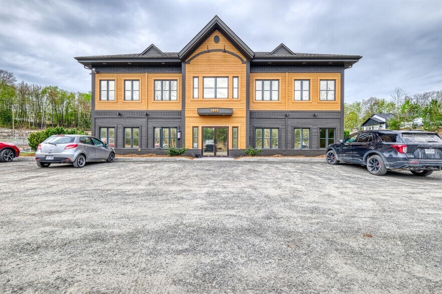 Primary Photo Of 1075 Ch Des Hauteurs, Saint-hippolyte Office For Sale