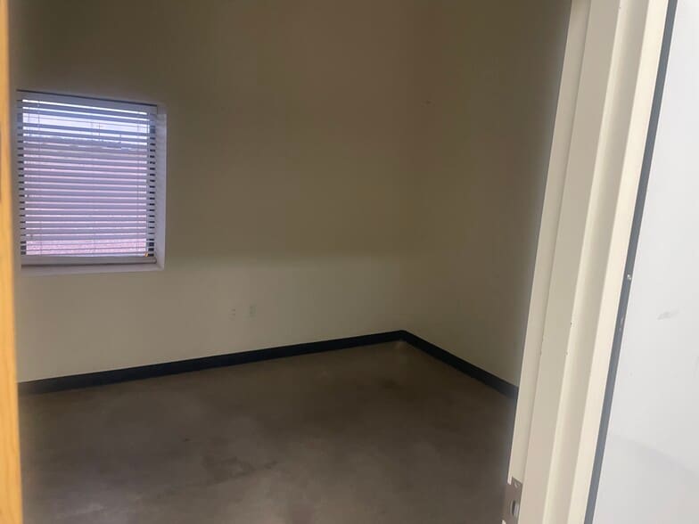 More Photos Of 167 Kelly Rd, Carlsbad Warehouse For Lease