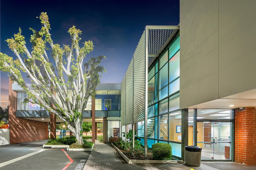 More Photos Of 526 W Las Tunas Dr, San Gabriel Office For Sale