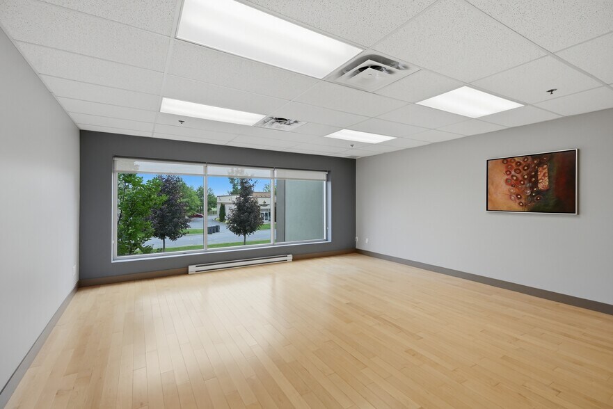 More Photos Of 4859 Rue Des Ormes, Contrecoeur Manufacturing For Sale