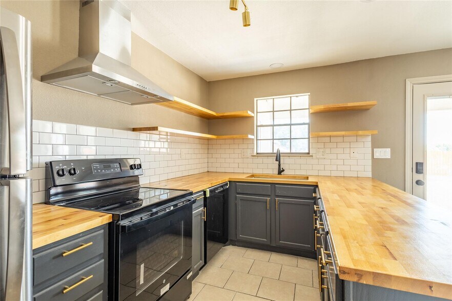 More Photos Of 1804 SW Barnard St, Glen Rose Apartments For Sale