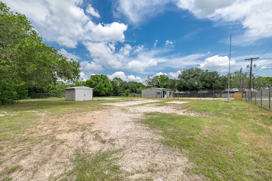 More Photos Of 530 Seydler st, Gonzales Office For Sale