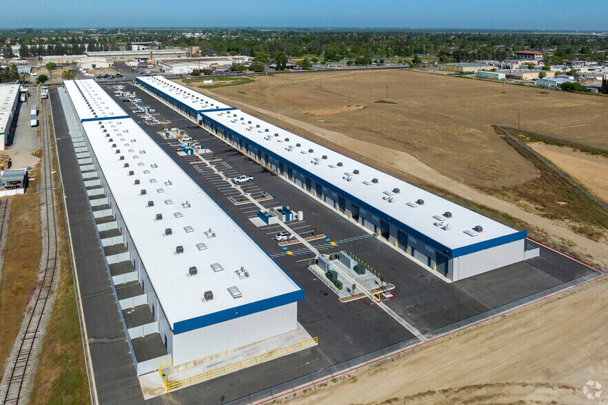 More Photos Of 325-355 S Schnoor Ave, Madera Warehouse For Lease