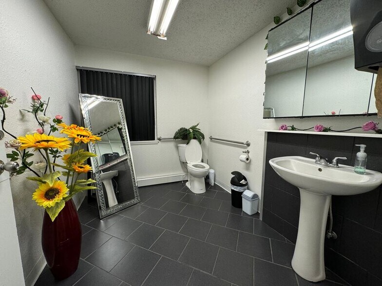 More Photos Of 2297 W Dartmouth Ave, Englewood Warehouse For Lease