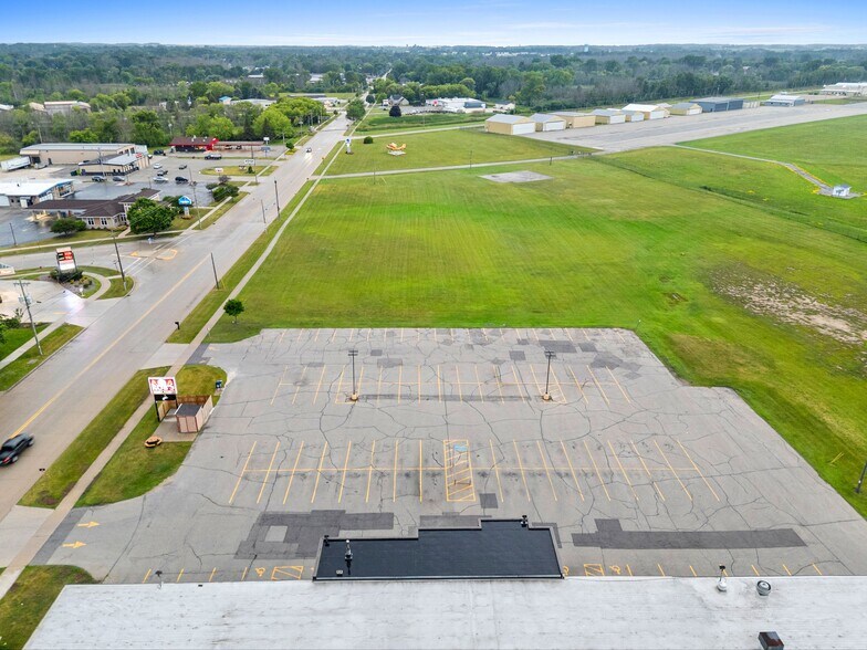 More Photos Of 2330 Menasha Ave, Manitowoc Supermarket For Sale