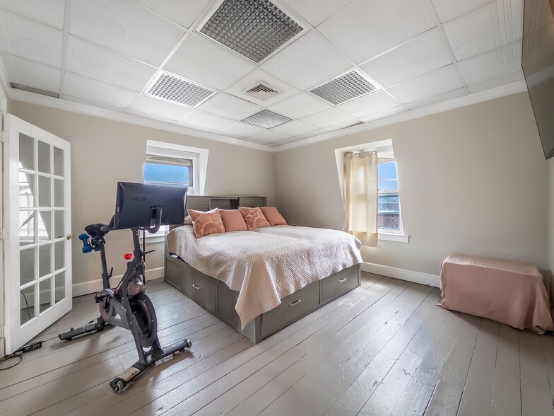 More Photos Of 27 Pleasant St, Middletown Office For Sale
