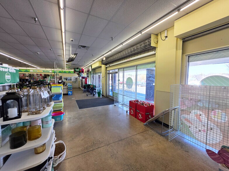 More Photos Of 816-820 E Arrowood Rd, Charlotte General Retail For Lease
