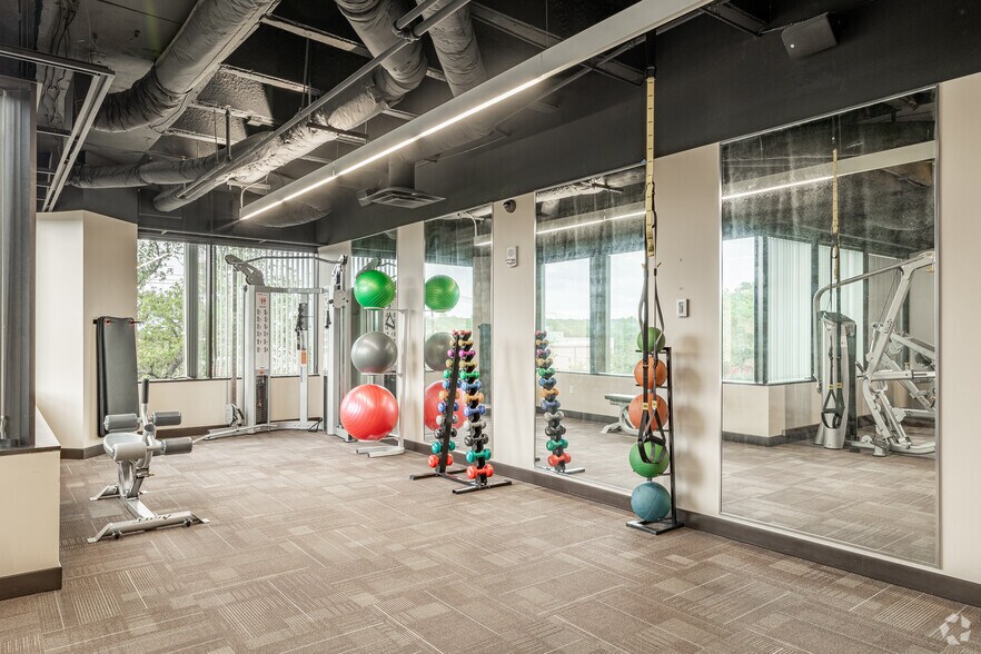 More Photos Of 7550 W Interstate 10, San Antonio Office For Lease