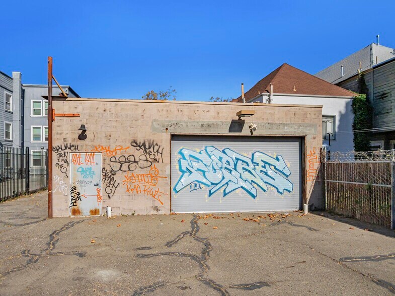 More Photos Of 635 W Grand Ave, Oakland Freestanding For Sale