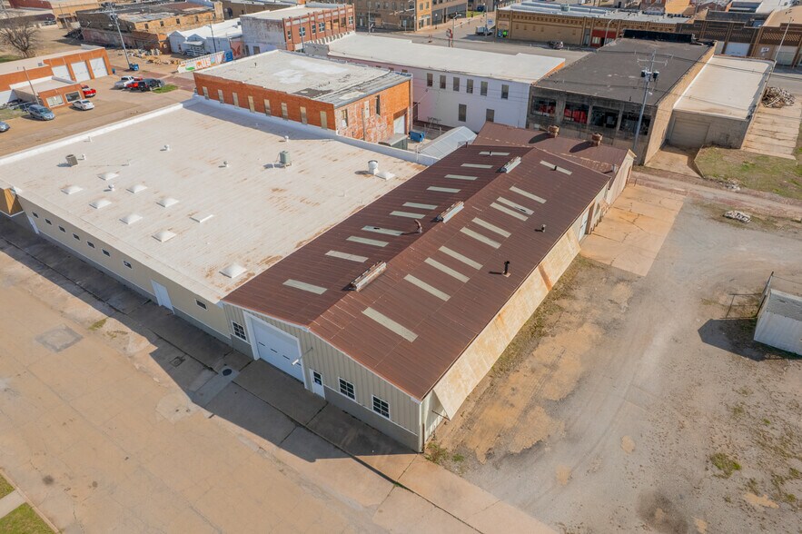 More Photos Of 221 N Cleveland Ave, Cushing Department Store For Sale