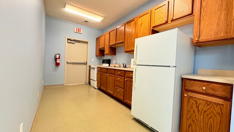 More Photos Of 1007 Mill Pond Ln, Greencastle Office For Lease