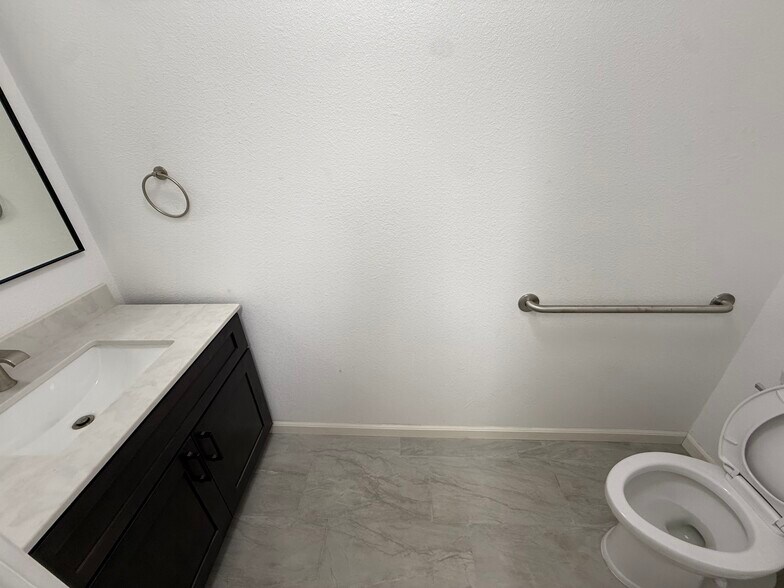 More Photos Of 4080 Horton St, Emeryville Distribution For Lease