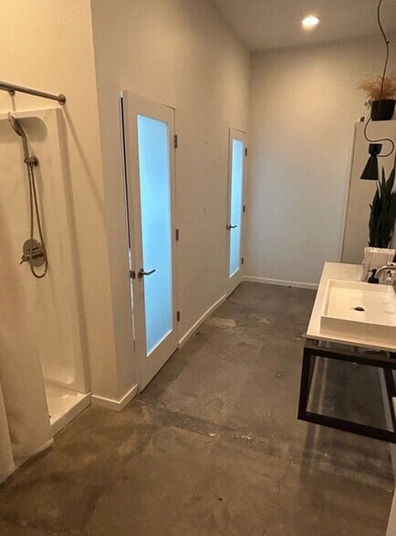More Photos Of 1032 Broadway, Santa Monica Flex For Lease