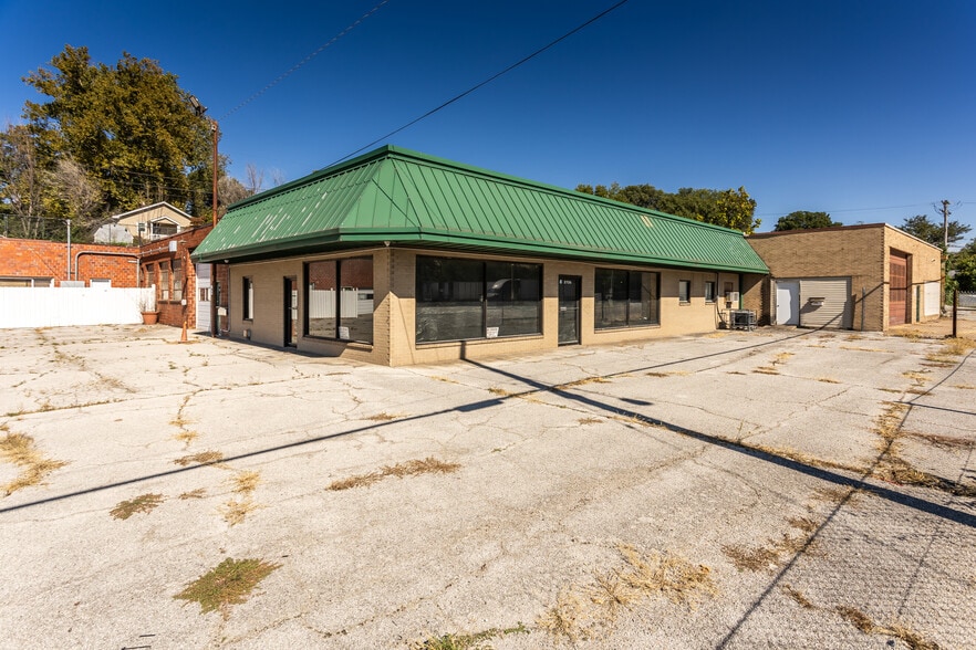 Primary Photo Of 2726 E Broadway, Alton Flex For Sale
