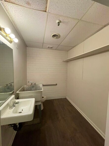 More Photos Of 1007 Norwalk St, Greensboro Warehouse For Lease