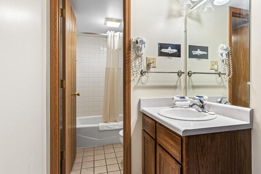 More Photos Of 310 S McCune St, Pilot Knob Hotel For Sale