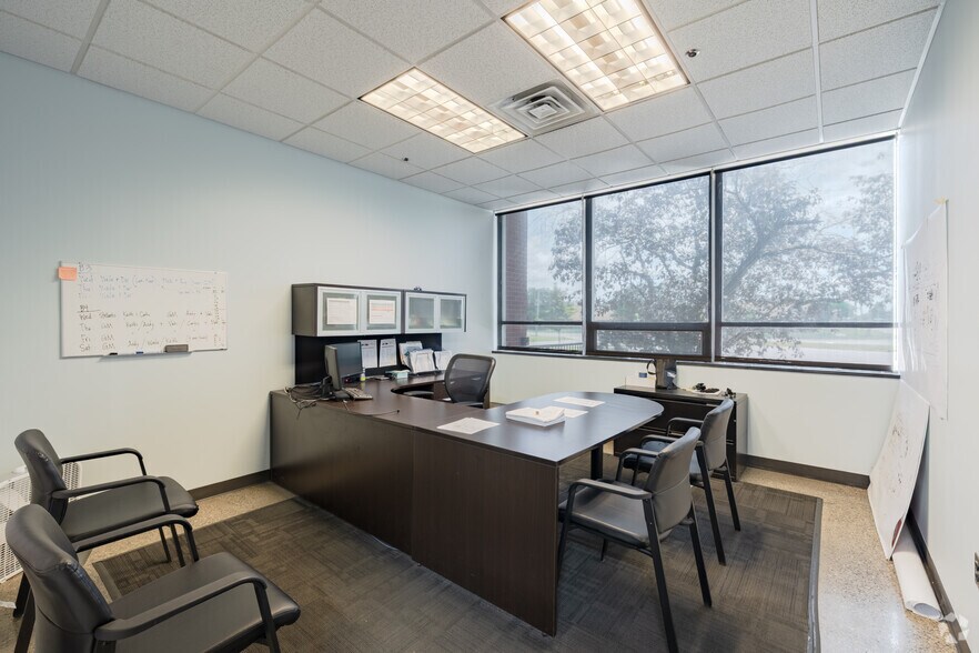 More Photos Of 12001 Farmington Rd, Livonia Warehouse For Lease