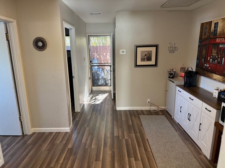 More Photos Of 425 E Center St, Manteca Office Residential For Lease