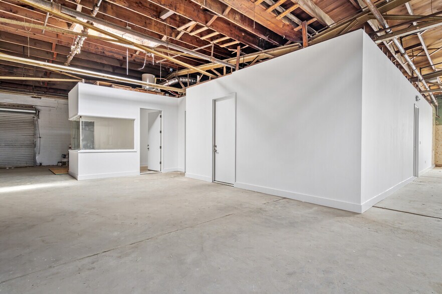 More Photos Of 5611 Clinton Dr, Houston Warehouse For Lease