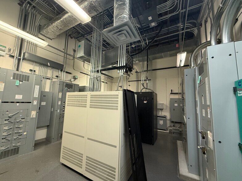 More Photos Of 4407 Alpha Rd, Dallas Industrial For Lease