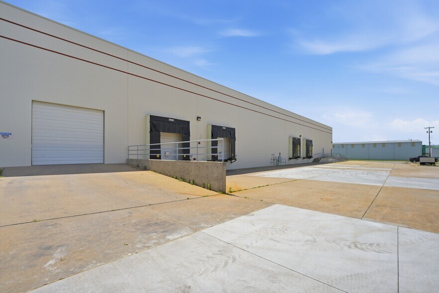 More Photos Of 5400 SW 33rd St, Oklahoma City Warehouse For Lease