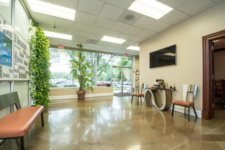 More Photos Of 1946-1954 W Isaac Newton Sq, Reston Showroom For Lease