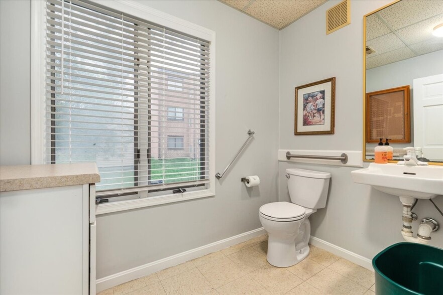 More Photos Of 10623 Crestwood Dr, Manassas Office For Sale