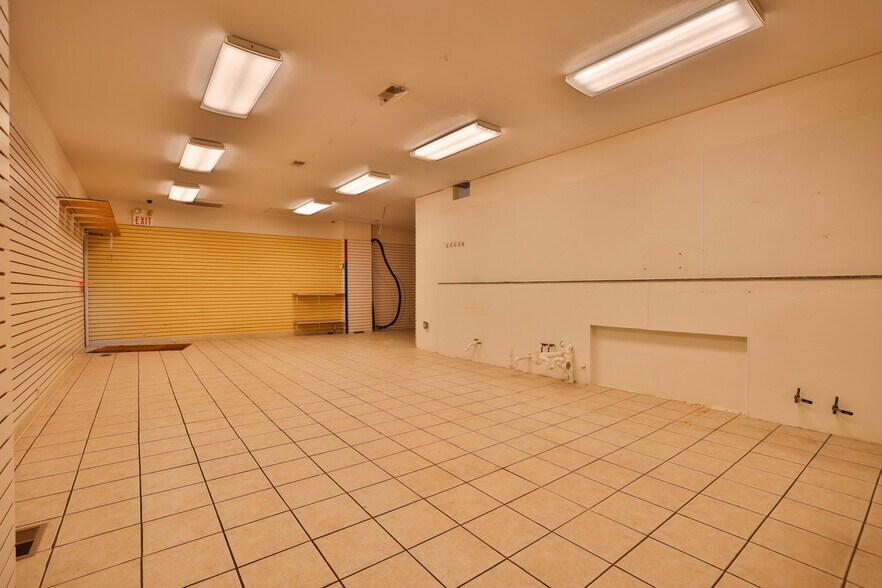 More Photos Of 107 N Bluff Rd, Collinsville Storefront For Sale