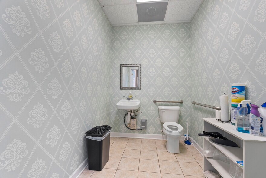 More Photos Of 103-105 Tradewynd Dr, Lynchburg Medical For Sale