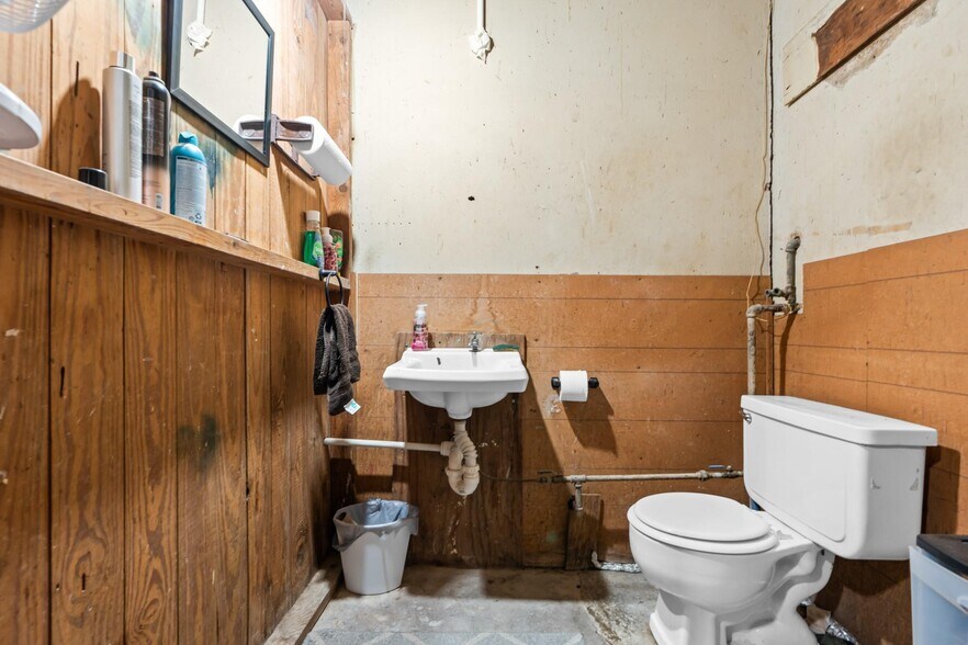 More Photos Of 102 W Elm St, Hillsboro Storefront Retail Office For Sale