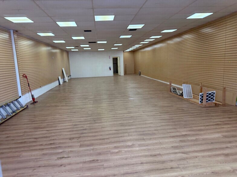 Primary Photo Of 2203-2309 Brundage Ln, Bakersfield Storefront For Lease