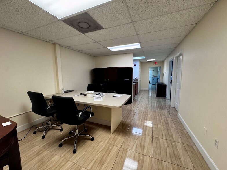 More Photos Of 1550-1582 Global Ct, Sarasota Light Manufacturing For Sale