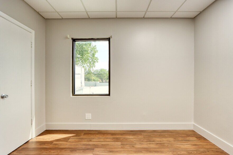 More Photos Of 1717 N Garrett Ave, Dallas Medical For Sale
