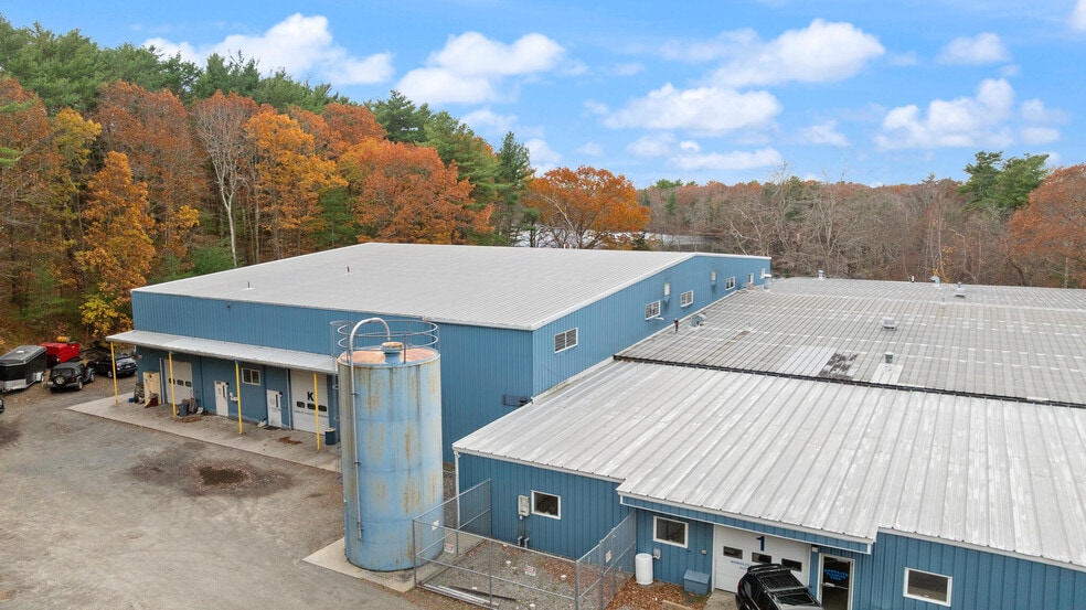 More Photos Of 10 Fernwood Lake Ave, Gloucester Warehouse For Lease
