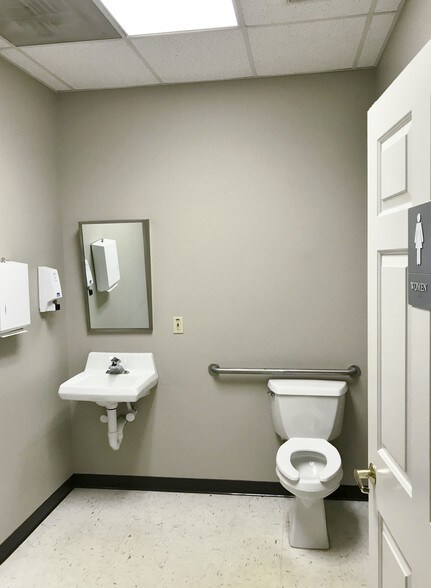 More Photos Of 450 S Church St, Fincastle Medical For Lease