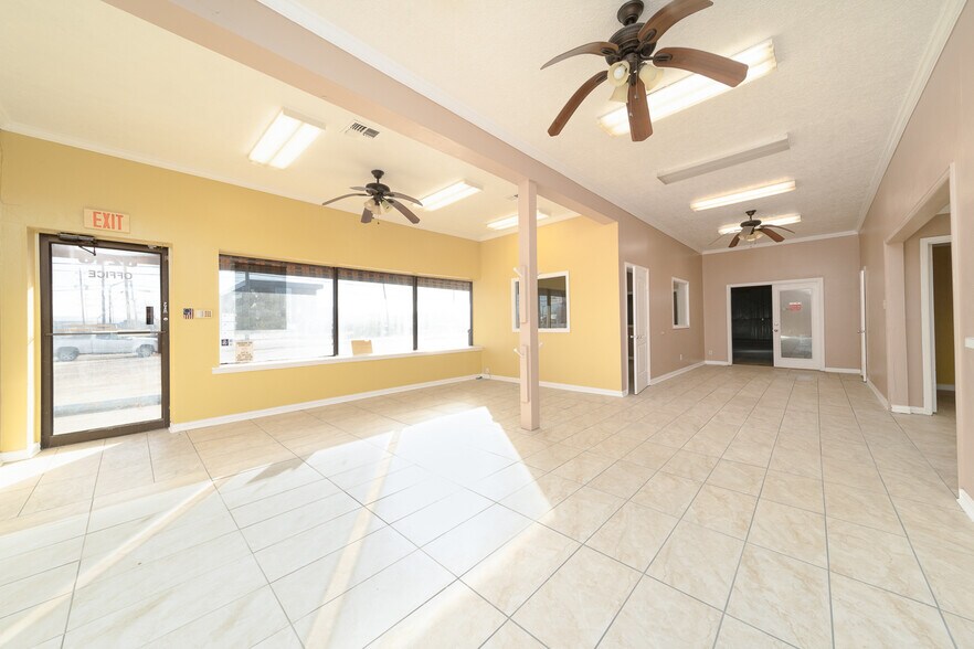 More Photos Of 3215 N Main St, Baytown Light Distribution For Sale