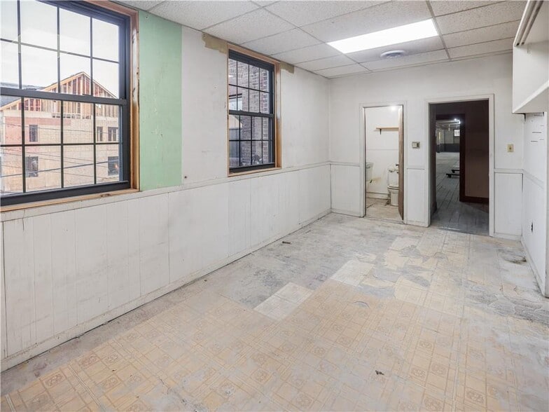 More Photos Of 918 Rickenbach St, Pittsburgh Warehouse For Sale