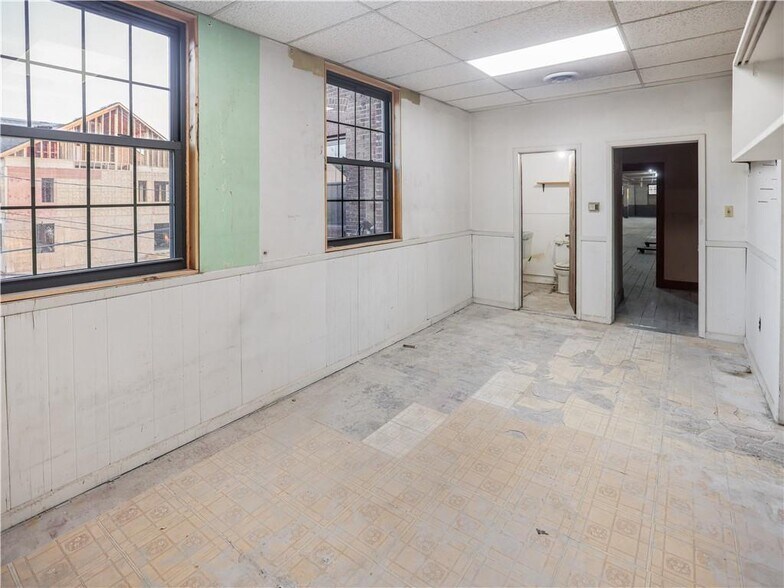 More Photos Of Ahlers Way, Pittsburgh Warehouse For Lease